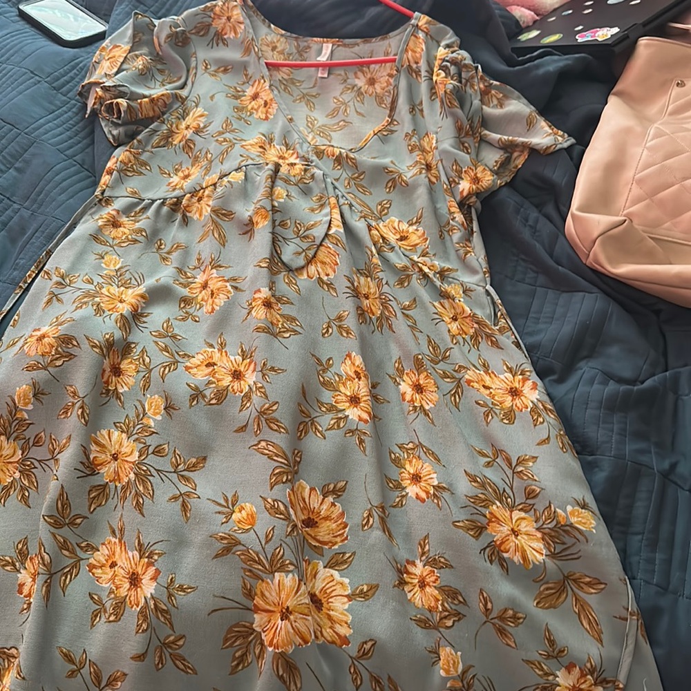 Beautiful flowy summer dress, super stretchy loose fitted.